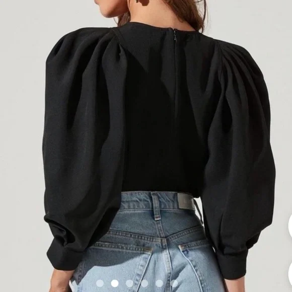 ASTR the label | size large | black bubble sleeve top - Picture 2 of 9